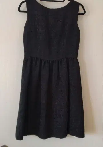 블랙 슬리브리스 무릎 기장 원피스 이탈리아제 원단 안감 부착