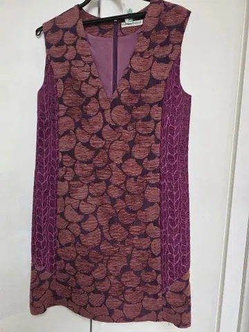 [ 츠모리치사토 ] 고양이 무늬 와인색 V넥 슬리브리스 원피스