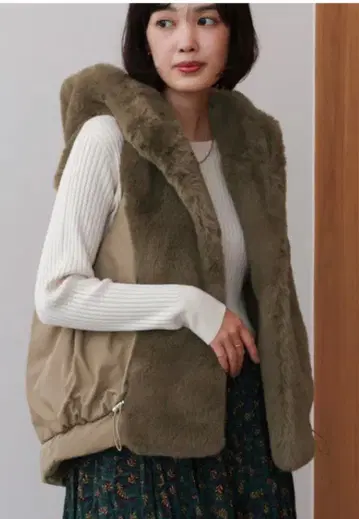 새상품! 이소재 다운 퍼 베스트 (카멜)