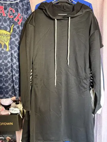 후드티 원피스 후드 부착 블랙 무릎 기장 원피스