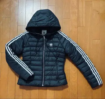 새상품 아디다스 오리지널 쓰리라인 후드 부착 다운 자켓