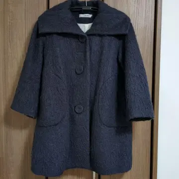 다크 블루 체스터 코트 버튼 포함