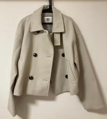 Lugnoncure 베이지 숏 기장 코트