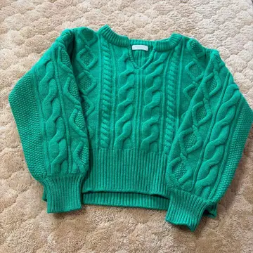 BY 뷰티 앤 유스 그린 케이블 니트 크롭 스웨터