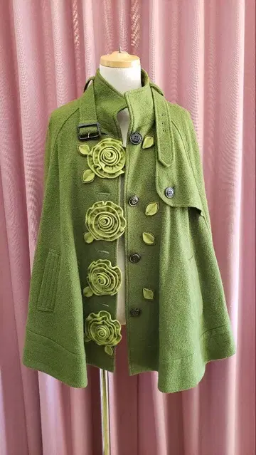 벨퍼치 꽃 장식 그린 케이프 가디건