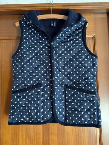 네이비 도트 퀼팅 후드 부착 베스트