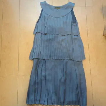 그레이 플리츠 슬리브리스 원피스