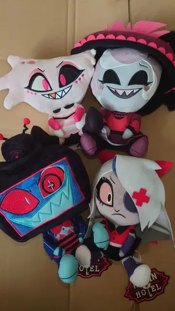 라운드원 한정판 해즈빈 호텔에 오신 것을 환영합니다 앉은 봉제 인형