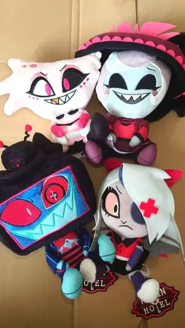 해즈빈 호텔에 어서 오세요 앉은 봉제 인형 라운드원 한정판