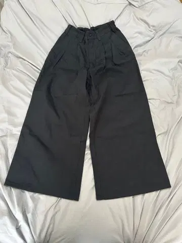 FEELS./WIDE TUCKED TROUSERS BLACK