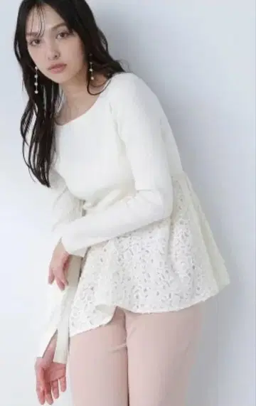 레이스 절개 페플럼 니트 화이트 긴팔 튤