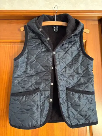 블랙 퀼팅 후드 부착 베스트