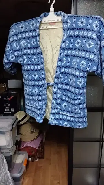 파란색 눈꽃 무늬 겉옷