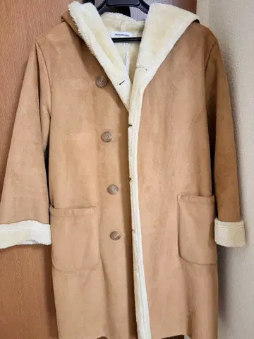 후드 부착 베이지 무스탕 코트