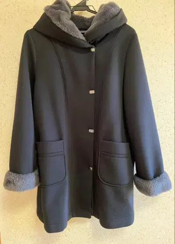 퍼 달린 블랙 코트