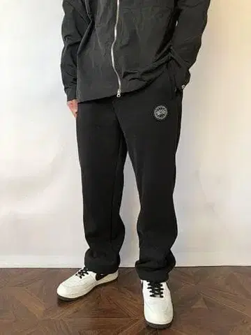 Canada Goose 블랙 스웨트 팬츠 로고 자수 있음 M