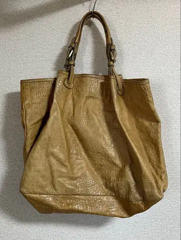 베이지 가죽 크로커다일 패턴 토트백
