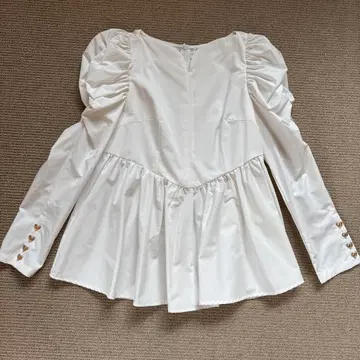 화이트 퍼프 슬리브 플레어 셔츠