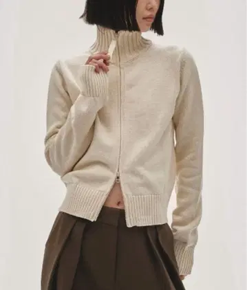 아이보리 하이넥 지퍼 스웨터