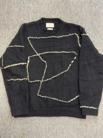 YOKE CONTINUOUS LINE EMBROIDERY SWEATER