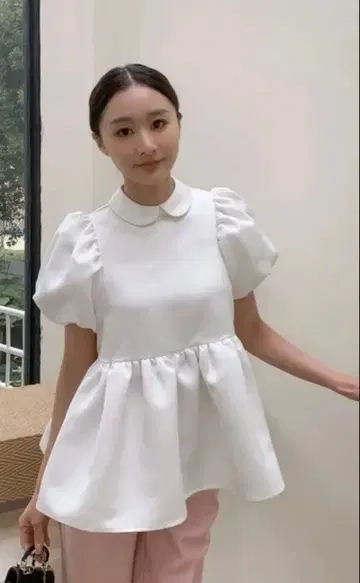 화이트 퍼프 슬리브 블라우스 생일 바비쉬