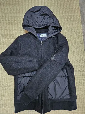 후드 부착 블랙 다운 자켓