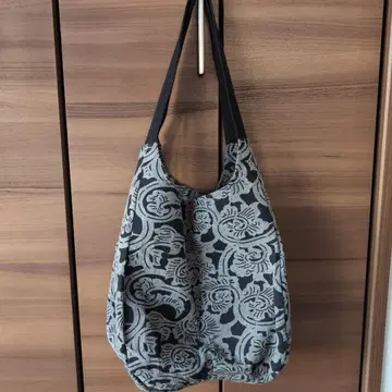 그레이와 블랙 패턴 토트백