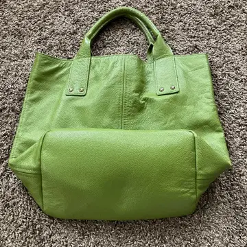 선명하고 아름다운 색상의 Rametto Belly 가죽 토트백