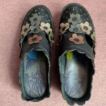 에스타시온 꽃 장식 블랙 가죽 샌들