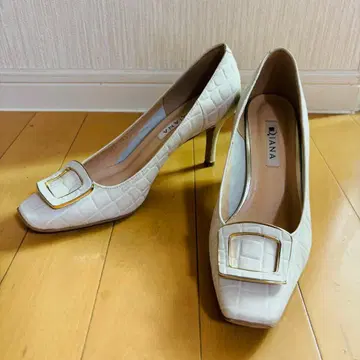 [ 새상품급 ] 다이애나 버클 엠보 펌프스 23.5cm 화이트