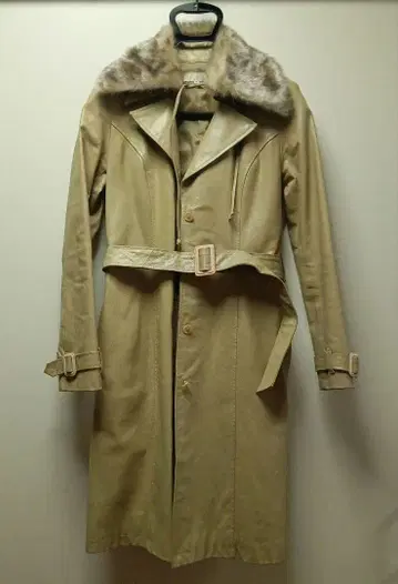 INNOCENT RAIN 돈피 퍼 포함 옷깃 베이지 코트