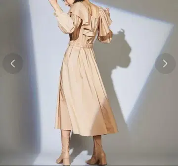 그레이스 콘티넨탈 프릴 숄더 원피스 (베이지)