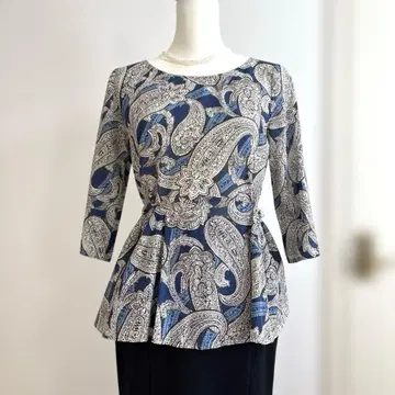 투모로우랜드 컬렉션 페이즐리 무늬 7부 소매 페플럼 실크 블라우스