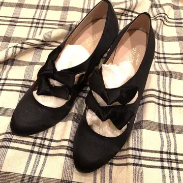 새상품급 Le Chione 리본 포함 블랙 새틴 포멀 펌프스