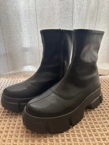 LOWRYSFARM 블랙 M 통굽 부츠 지퍼 포함