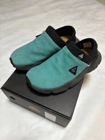 Flower mountain 플라워마운틴 스웨이드 슬립온