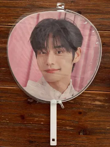 ZEROBASEONE zb1 김지웅 부채 흔들흔들 팬콘