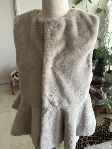 베이지 플레어 밑단 퍼 베스트 슬리브리스