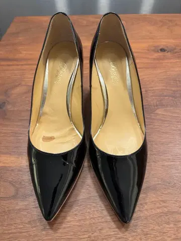 BEAMS 포인트 에나멜 펌프스 블랙