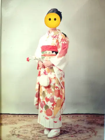 후리소데 화이트 베이스 빨간색 금 꽃무늬