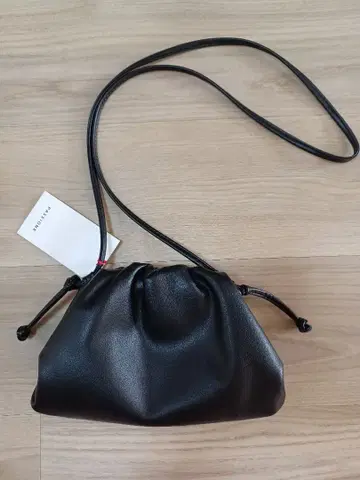 새상품 [ passione ] 파시오네 가죽 숄더백 블랙 천연 가죽