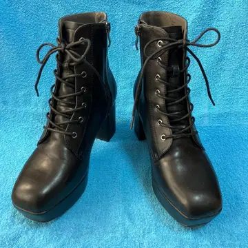 블랙 레이스업 부츠