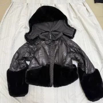 AULA AILA 퍼 달린 크롭 리얼 다운 자켓