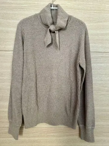 Sally Scott 베이지 리본 포함 니트