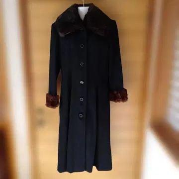 퍼 포함 블랙 롱 코트 (탈부착 가능 케이프 포함)