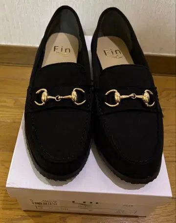 새상품 Fin 블랙 로퍼 골드 금장 장식 포함