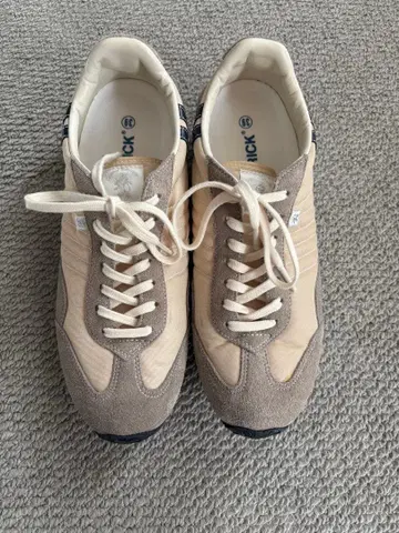 레트로 스타일 베이지 스니커즈