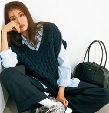 미라 오웬 24AW VERY 게재 크롭 V넥 케이블 니트 베스트