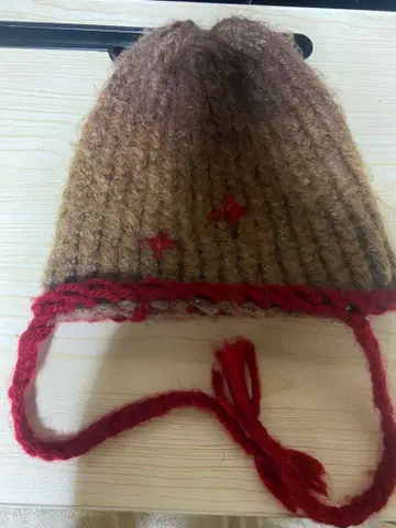 브라운과 빨간색 리브 니트 모자