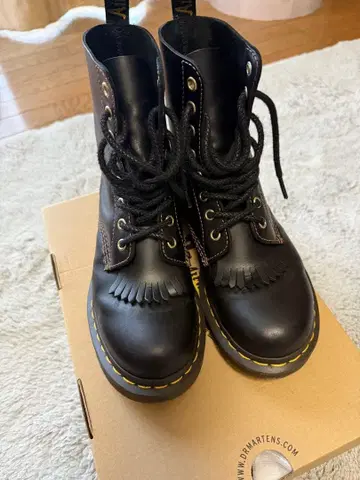 닥터 마틴 블랙 프린지 부츠